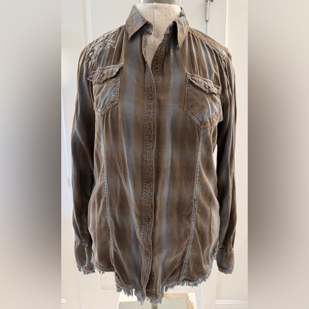 Ryan Michael Snap-Front Western Blouse with Embroidery and Beautiful Details. - Picture 3 of 15